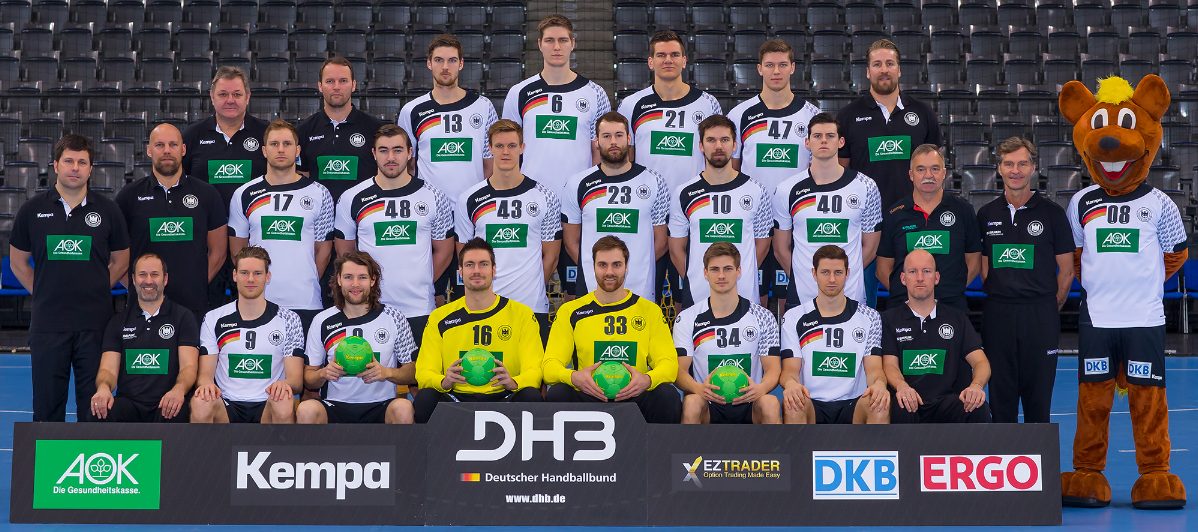 Deutsche Handball-Nationalmannschaft mit Maskottchen Hanniball