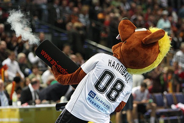 Maskottchen Hannibal feuert eine Konfettikanone ins Publikum