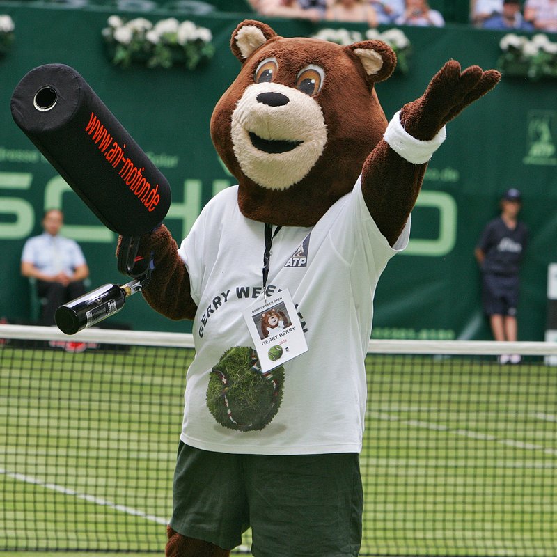 Bären-Maskottchen begrüßt das Publikum bei einem Tennis-Turnier