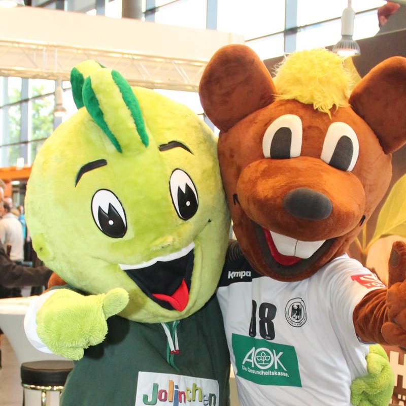 Zwei Maskottchen bei einer Veranstaltung