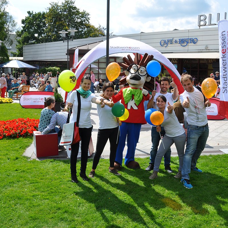 Promotion-Team mit Maskottchen bei einer Aktion