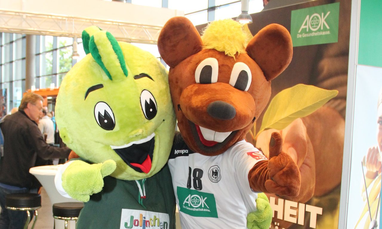 Zwei Maskottchen am Messestand