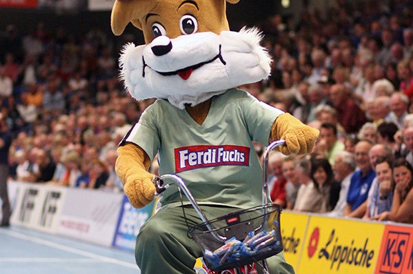 Maskottchen Ferdi Fuchs als Walking Act in der Halle