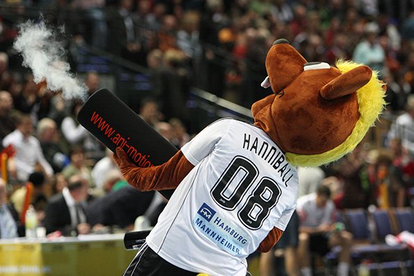 Maskottchen Hannibal feuert eine Konfettikanone ins Publikum